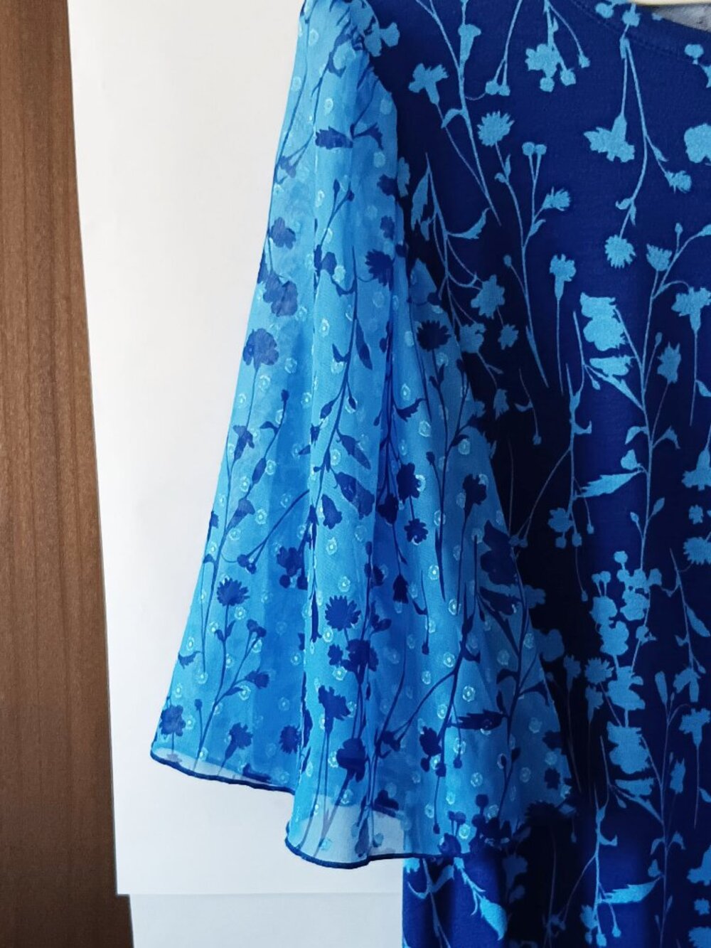 KIM & CAMI Blue Floral Blouse Size M - Picture 3 of 11